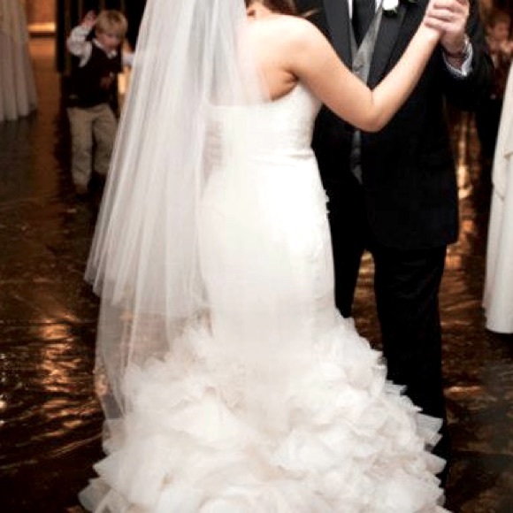 Vera Wang Wedding Dress - Picture 3 of 5